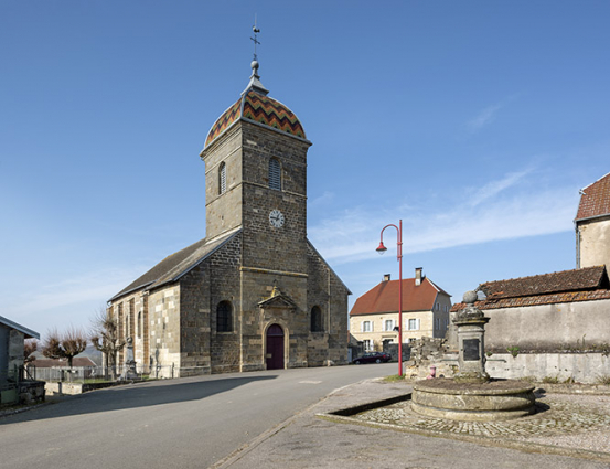 Façade antérieure de l'édifice et fontaine en premier plan, vues depuis le sud-est. © Région Bourgogne-Franche-Comté, Inventaire du patrimoine