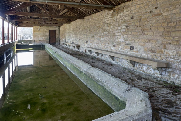 Vue intérieure du lavoir à l'entrée sud-est du village © Région Bourgogne-Franche-Comté, Inventaire du patrimoine