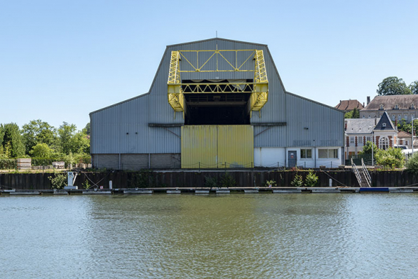 Ancien hangar transformé en société de location de bateaux. © Région Bourgogne-Franche-Comté, Inventaire du patrimoine