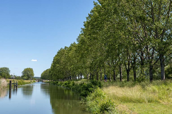 Le canal et la porte de garde en arrière-plan. © Région Bourgogne-Franche-Comté, Inventaire du patrimoine