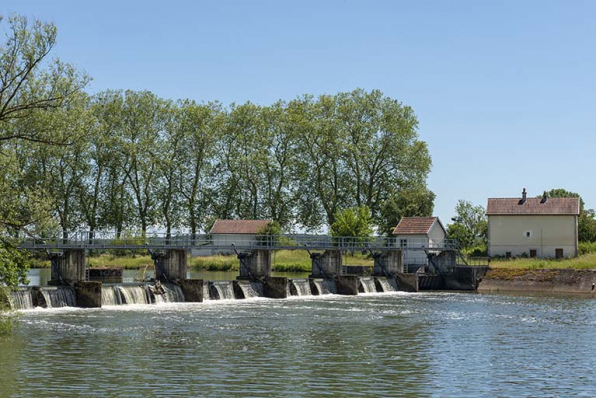 Vue depuis l'aval du barrage mobile. © Région Bourgogne-Franche-Comté, Inventaire du patrimoine