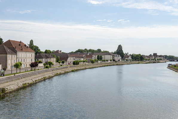 Les quais Villeneuve, vue d'aval. © Région Bourgogne-Franche-Comté, Inventaire du patrimoine