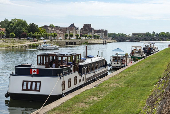 Bateaux amarrés quai de la Mavia. © Région Bourgogne-Franche-Comté, Inventaire du patrimoine