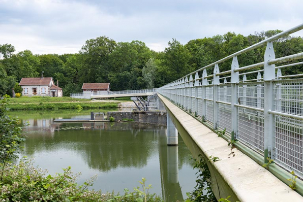 La passerelle au dessus de la Saône et la maison du barragiste. © Région Bourgogne-Franche-Comté, Inventaire du patrimoine