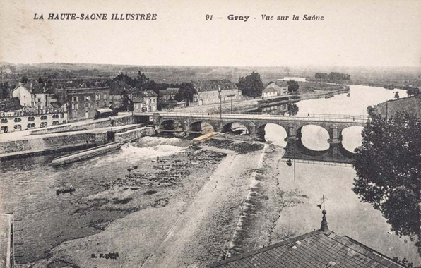 Vue générale du pont de Gray avec l'écluse, le déversoir et le quai Villeneuve, carte postale. © Région Bourgogne-Franche-Comté, Inventaire du patrimoine