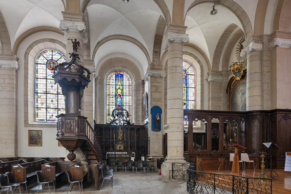 La chaire à prêcher, le croisillon nord du transept et la travée droite du chœur. © Région Bourgogne-Franche-Comté, Inventaire du patrimoine