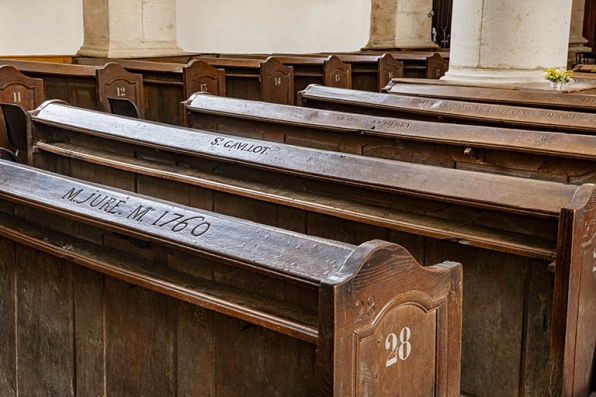 Les bancs de fidèles numérotés et gravés, de trois quarts.  © Région Bourgogne-Franche-Comté, Inventaire du patrimoine