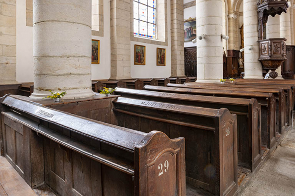 Les bancs de fidèles numérotés et gravés, de trois quarts.  © Région Bourgogne-Franche-Comté, Inventaire du patrimoine