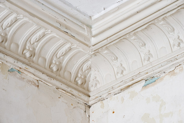 Détail des moulures du plafond de la chambre sud-est du premier étage. © Région Bourgogne-Franche-Comté, Inventaire du patrimoine