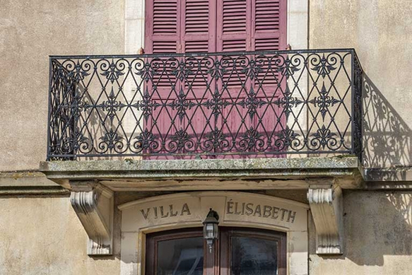 Façade sud, détail, balcon et inscription de la porte d'entrée. © Région Bourgogne-Franche-Comté, Inventaire du patrimoine