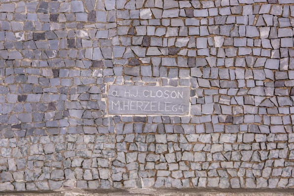 Revêtement mural du choeur en mosaïque. Détail de la signature.  © Région Bourgogne-Franche-Comté, Inventaire du patrimoine