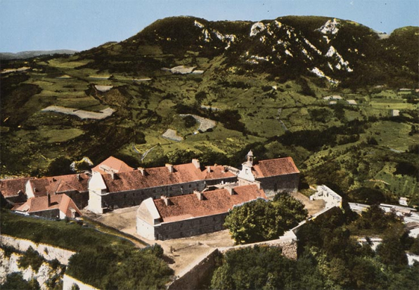 Salins-les-Bains. Vue aérienne des casernes et de la chapelle du fort Saint-André. S.d. © Région Bourgogne-Franche-Comté, Inventaire du patrimoine