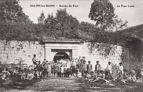 Salins-les-Bains (Jura). Entrée du fort au pont levis. S.d. © Région Bourgogne-Franche-Comté, Inventaire du patrimoine