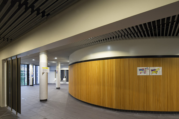 Carrefour avec îlot central abritant des cabines de douche à jet. © Région Bourgogne-Franche-Comté, Inventaire du patrimoine