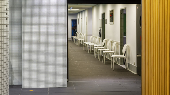 Couloir de la salle de la piscine de mobilisation et du bassin de marche et de douche immersive. © Région Bourgogne-Franche-Comté, Inventaire du patrimoine