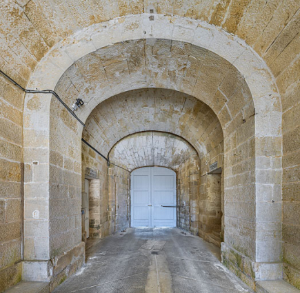 Pavillon d'entrée : passage voûté. © Région Bourgogne-Franche-Comté, Inventaire du patrimoine