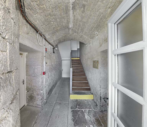 Caserne U, rez-de-chaussée : cage d'escalier. © Région Bourgogne-Franche-Comté, Inventaire du patrimoine