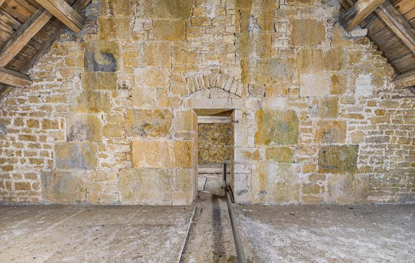 Caserne U, grenier : un des trois murs de refend. © Région Bourgogne-Franche-Comté, Inventaire du patrimoine