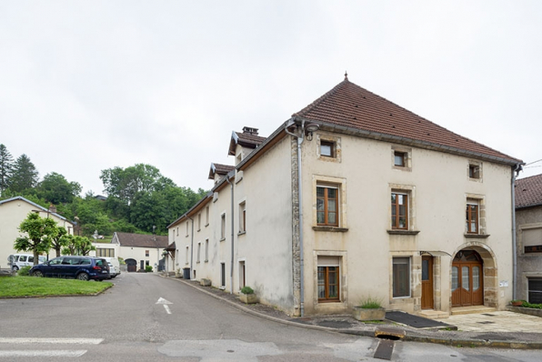 La rue Bontemps : n° 40 et immeubles bordant la rue Charles-Rech au nord. © Région Bourgogne-Franche-Comté, Inventaire du patrimoine