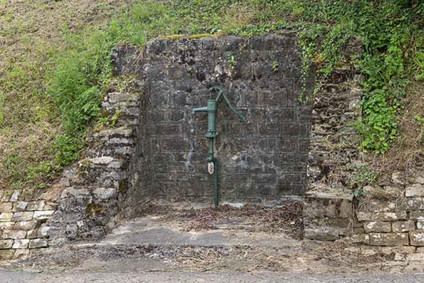 Pompe située entre le 69 et le 71 de la rue Charles-Bontemps. © Région Bourgogne-Franche-Comté, Inventaire du patrimoine
