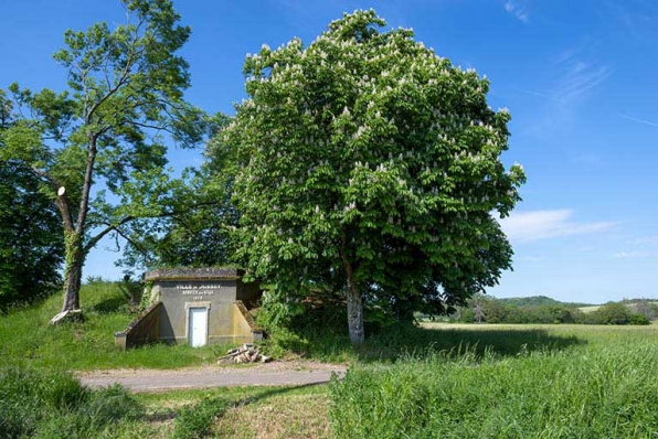 Le chateau d'eau dans son contexte. © Région Bourgogne-Franche-Comté, Inventaire du patrimoine Le chateau d'eau dans son contexte. © Région Bourgogne-Franche-Comté, Inventaire du patrimoine