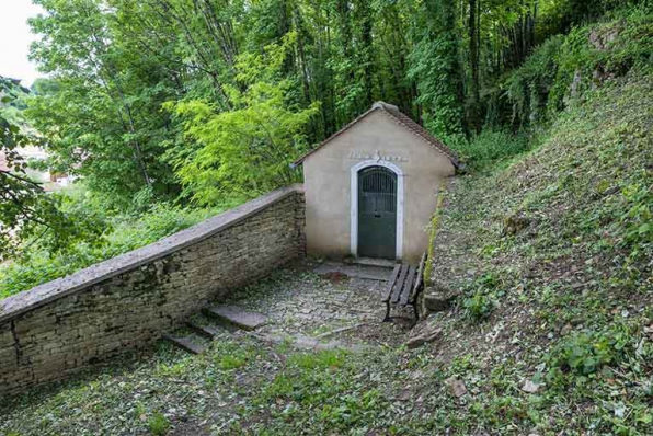 Chapelle de la sainte famille : vue en contrebas de la terrasse et de la façade. © Région Bourgogne-Franche-Comté, Inventaire du patrimoine Chapelle de la sainte famille : vue en contrebas de la terrasse et de la façade. © Région Bourgogne-Franche-Comté, Inventaire du patrimoine