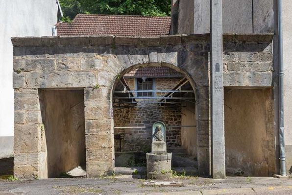 Face antérieure de la fontaine-lavoir. © Région Bourgogne-Franche-Comté, Inventaire du patrimoine