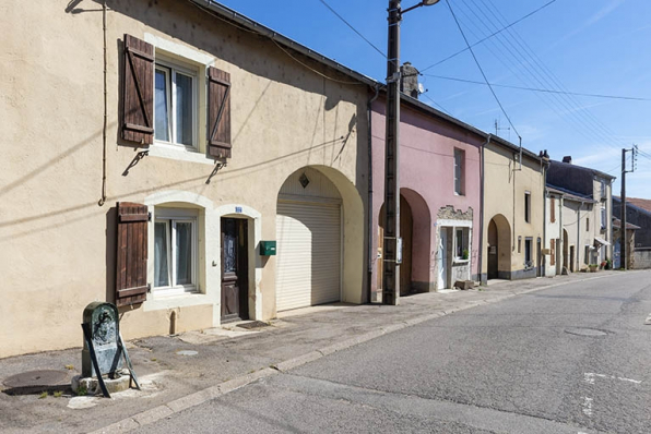 Rue Thiers, alignement du côté impair devant le n° 35, vue vers le nord-est. © Région Bourgogne-Franche-Comté, Inventaire du patrimoine
