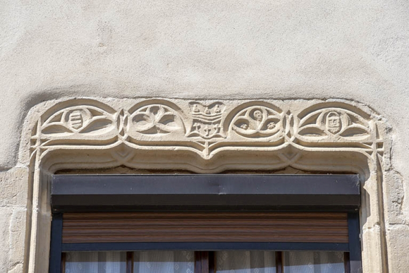 Détail du premier étage du n° 37 : linteau sculpté de la baie. © Région Bourgogne-Franche-Comté, Inventaire du patrimoine