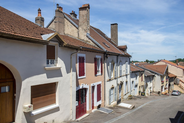 Vue d'ensemble des façades de la rive des numéros pairs de la rue Decaen, vers le nord-est. © Région Bourgogne-Franche-Comté, Inventaire du patrimoine