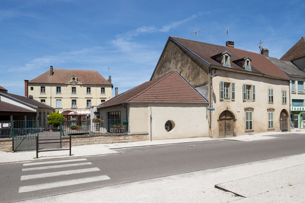 Pignon gauche avec l'école voisine. © Région Bourgogne-Franche-Comté, Inventaire du patrimoine