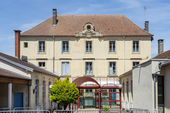 Vue d'ensemble de la cour et du bâtiment principal. © Région Bourgogne-Franche-Comté, Inventaire du patrimoine