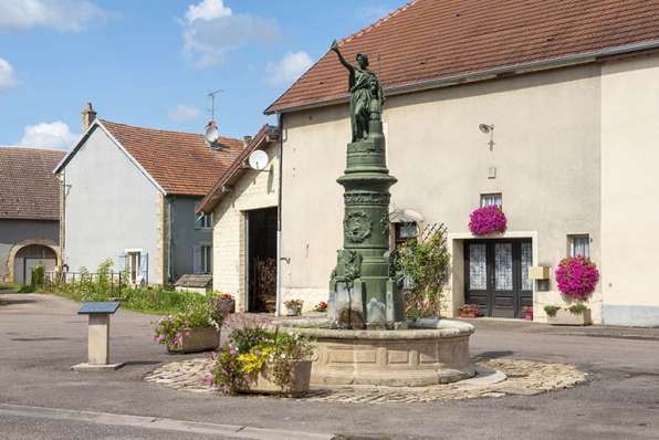 La fontaine dans son contexte urbain. © Région Bourgogne-Franche-Comté, Inventaire du patrimoine