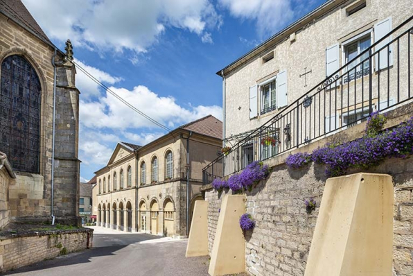 Vue éloignée depuis le sud. © Région Bourgogne-Franche-Comté, Inventaire du patrimoine
