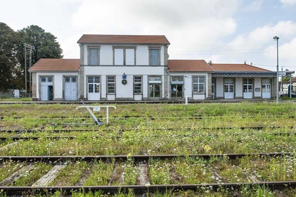 La gare, vue éloignée depuis les voies. © Région Bourgogne-Franche-Comté, Inventaire du patrimoine