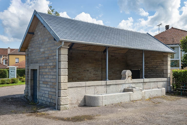 Trois quarts avant gauche du lavoir. © Région Bourgogne-Franche-Comté, Inventaire du patrimoine