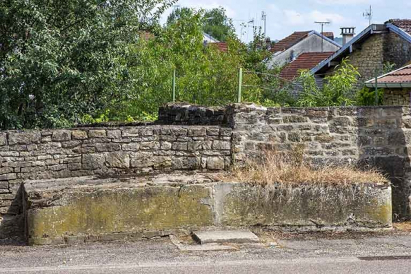 Abreuvoir situé à l'angle de la rue du Parlement et de la rue de l'Aître. © Région Bourgogne-Franche-Comté, Inventaire du patrimoine