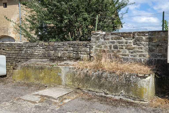 Abreuvoir rue de l'Aître. © Région Bourgogne-Franche-Comté, Inventaire du patrimoine Abreuvoir rue de l'Aître. © Région Bourgogne-Franche-Comté, Inventaire du patrimoine