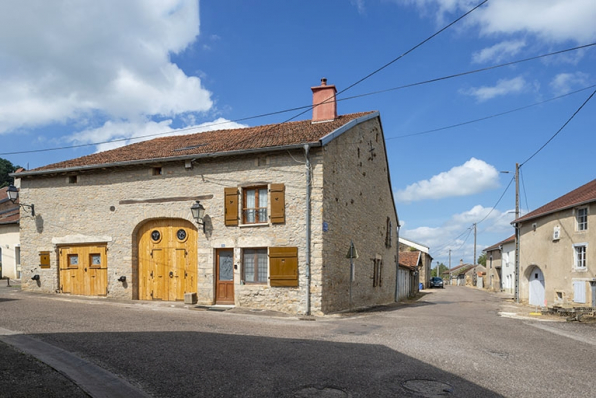 Le n° 30 de la rue du Parlement, avec l'entrée de la rue de l'Aître. © Région Bourgogne-Franche-Comté, Inventaire du patrimoine