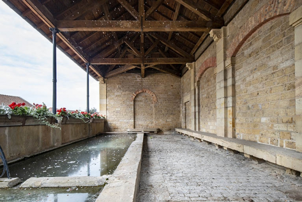 L'intérieur de la fontaine-lavoir, depuis l'entrée. © Région Bourgogne-Franche-Comté, Inventaire du patrimoine