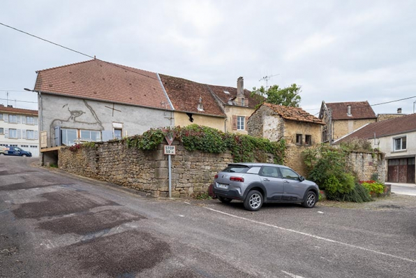 L'arrière de la ferme et le mur de soutènement du jardin. © Région Bourgogne-Franche-Comté, Inventaire du patrimoine