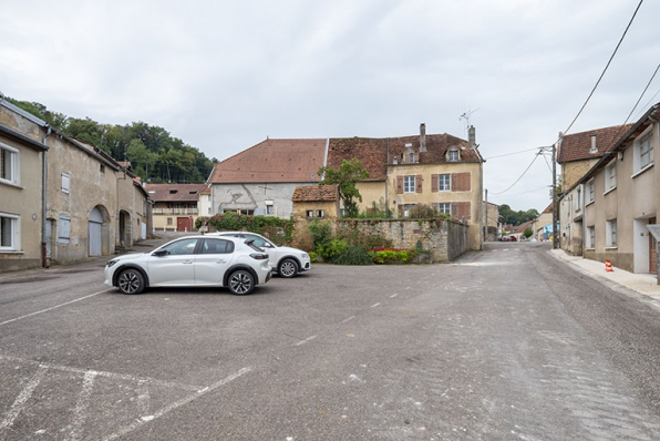 Les deux côtés de la rue aux environs de la fontaine. © Région Bourgogne-Franche-Comté, Inventaire du patrimoine