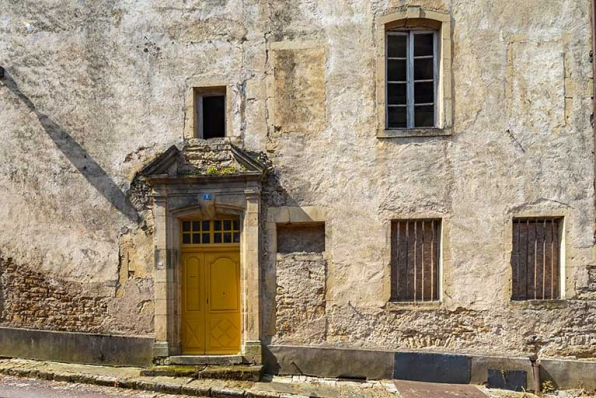 Détail de la façade orientale et de la porte située à la base de la tour. © Région Bourgogne-Franche-Comté, Inventaire du patrimoine