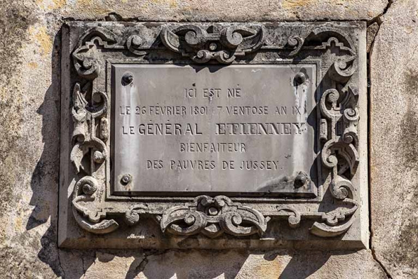 Plaque commémorative du général Etienney, en façade du 1 rue Patet-Tournante. © Région Bourgogne-Franche-Comté, Inventaire du patrimoine