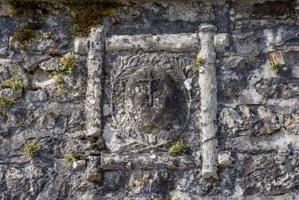 Détail de la façade du n° 37 : bas-relief. © Région Bourgogne-Franche-Comté, Inventaire du patrimoine