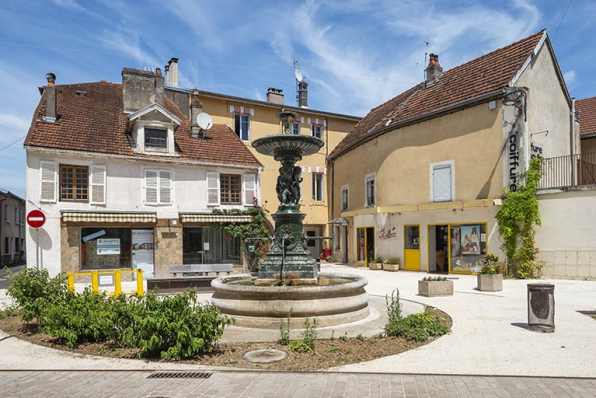 La fontaine et les façades de la rue Gambetta à l'arrière. © Région Bourgogne-Franche-Comté, Inventaire du patrimoine La fontaine et les façades de la rue Gambetta à l'arrière. © Région Bourgogne-Franche-Comté, Inventaire du patrimoine