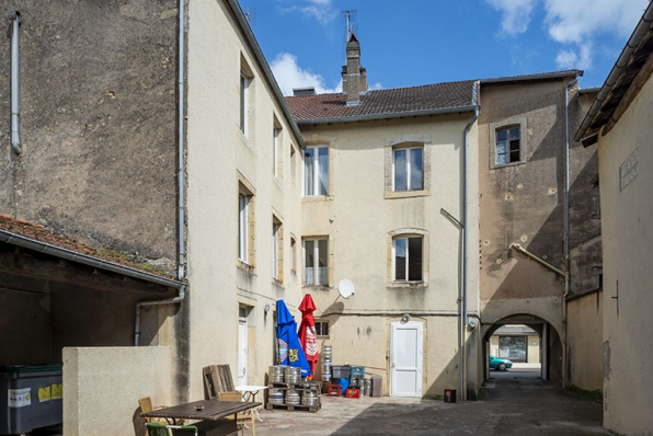 La rue Gambetta : n° 55, la cour et la façade postérieure. © Région Bourgogne-Franche-Comté, Inventaire du patrimoine