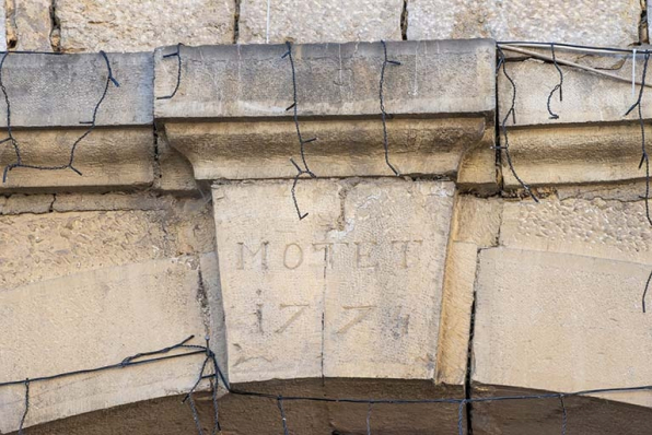 Inscription "Motet 1774" sur la clef de l'arc d'entrée. © Région Bourgogne-Franche-Comté, Inventaire du patrimoine Inscription "Motet 1774" sur la clef de l'arc d'entrée. © Région Bourgogne-Franche-Comté, Inventaire du patrimoine