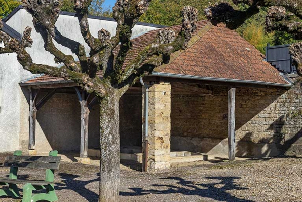 Le lavoir de trois quarts, vue rapprochée. © Région Bourgogne-Franche-Comté, Inventaire du patrimoine