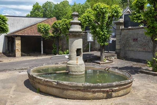 La fontaine vue depuis la rue, au sud. © Région Bourgogne-Franche-Comté, Inventaire du patrimoine